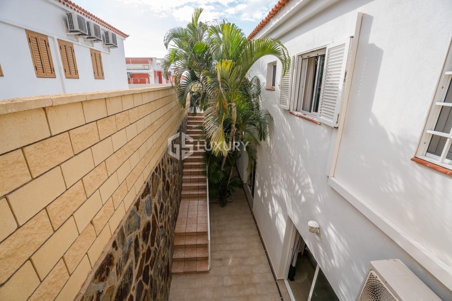 6 bedroom Villa for sale in Santiago del Teide with garage - € 1,280,000 (Ref: 9734142)