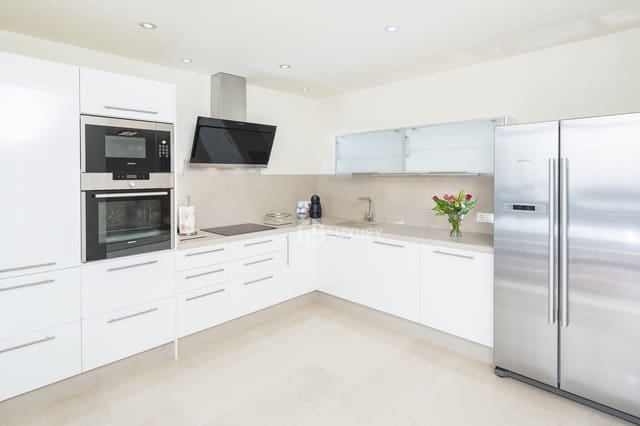 2 makuuhuone Huvila myytävänä paikassa La Caleta Adeje, Adeje mukana 
autotalli - 1 200 000 € (Ref: 9758222)