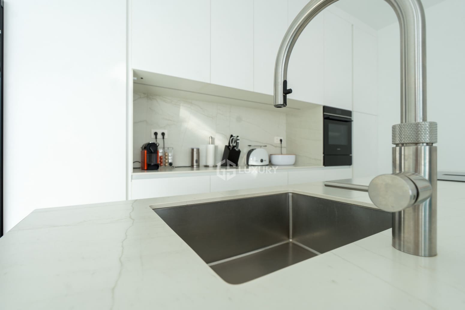 4 makuuhuone Huvila myytävänä paikassa Adeje mukana uima-altaan 
autotalli - 2 390 000 € (Ref: 9787603)