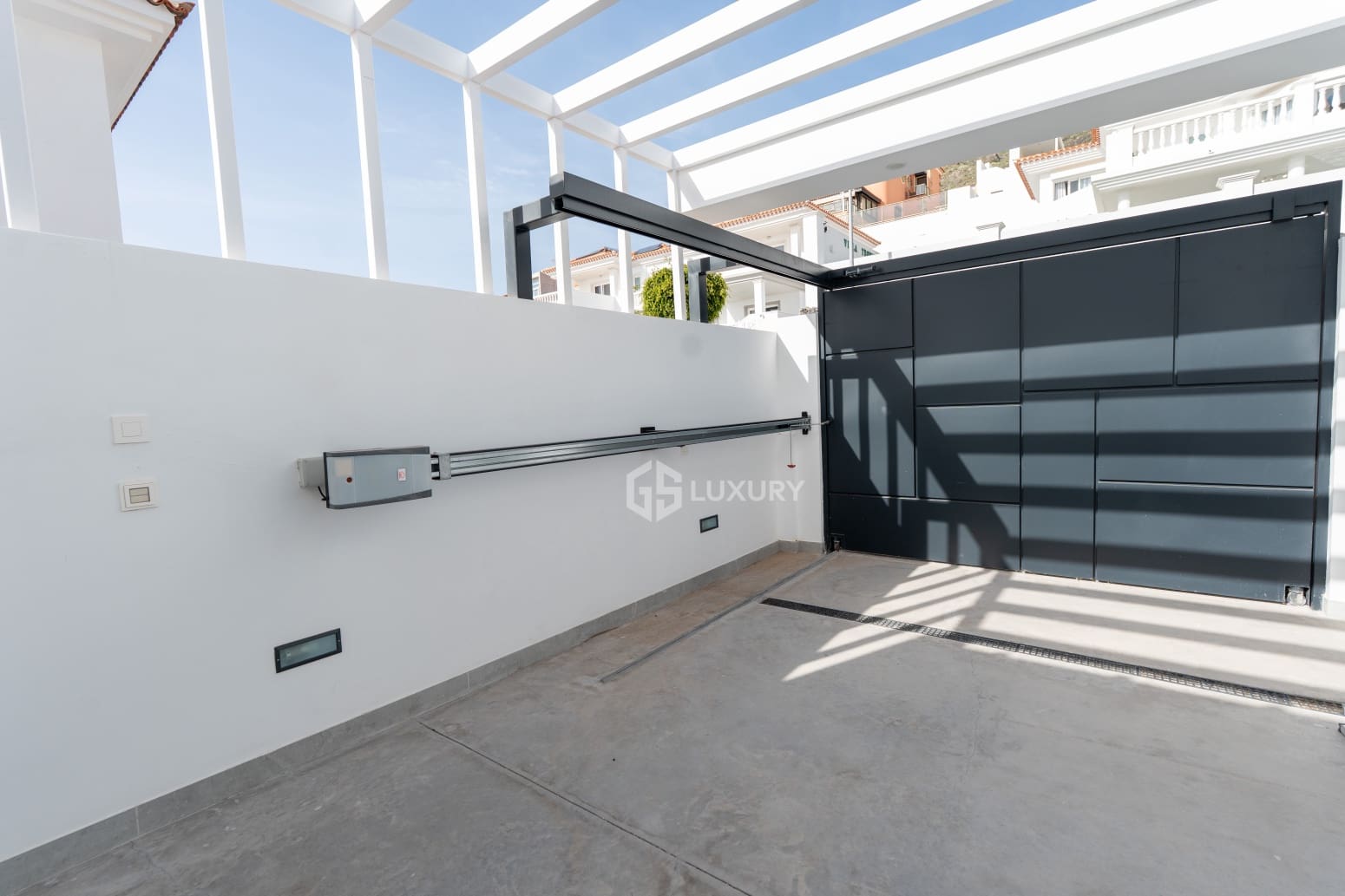 4 makuuhuone Huvila myytävänä paikassa Adeje mukana uima-altaan 
autotalli - 2 390 000 € (Ref: 9787603)