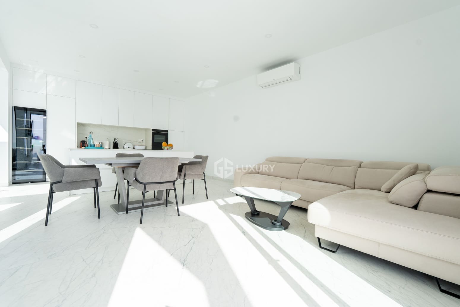 4 makuuhuone Huvila myytävänä paikassa Adeje mukana uima-altaan 
autotalli - 2 390 000 € (Ref: 9787603)