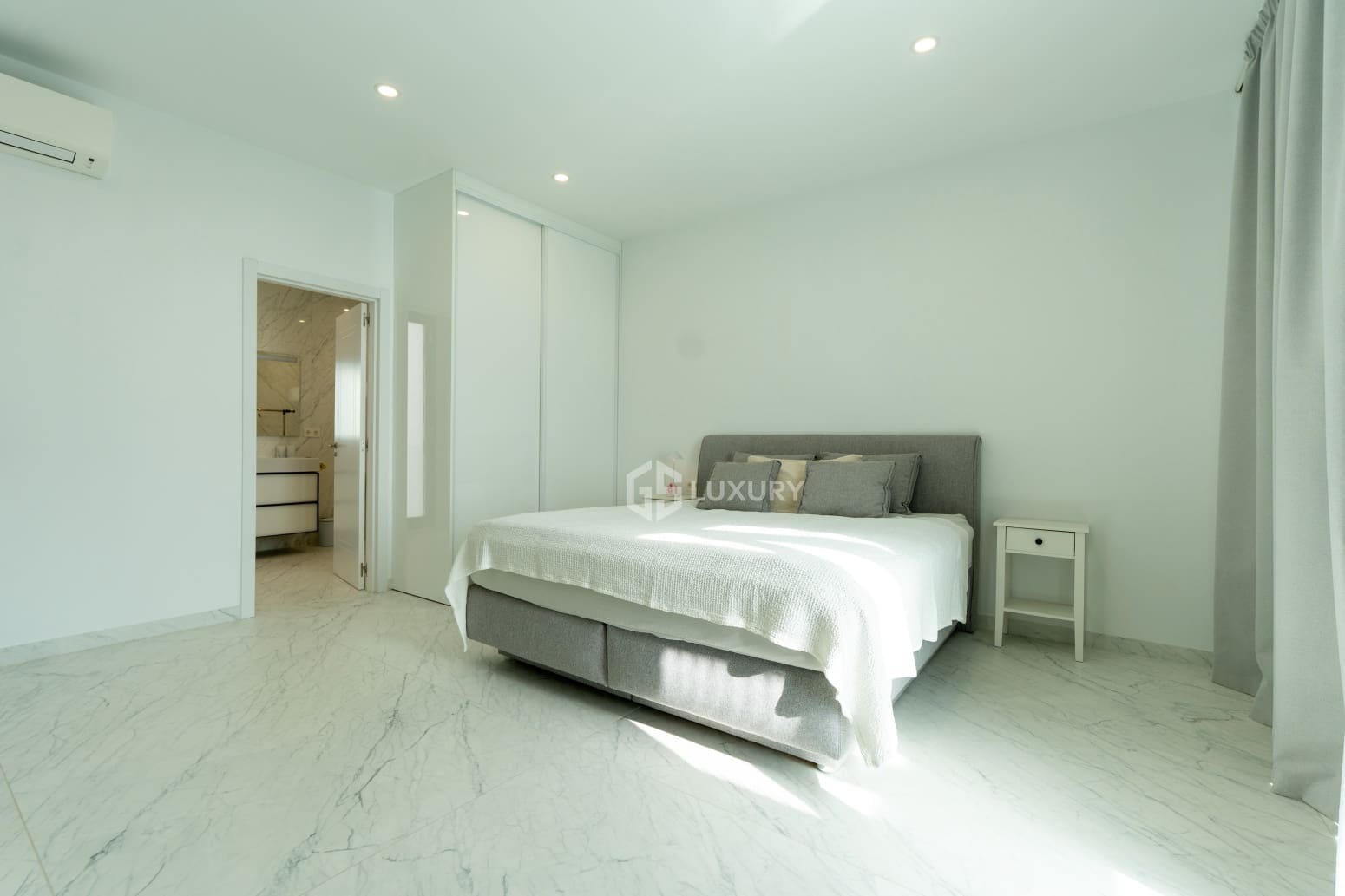 4 makuuhuone Huvila myytävänä paikassa Adeje mukana uima-altaan 
autotalli - 2 390 000 € (Ref: 9787603)