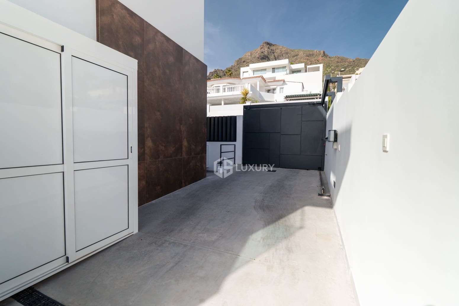 4 makuuhuone Huvila myytävänä paikassa Adeje mukana uima-altaan 
autotalli - 2 390 000 € (Ref: 9787603)