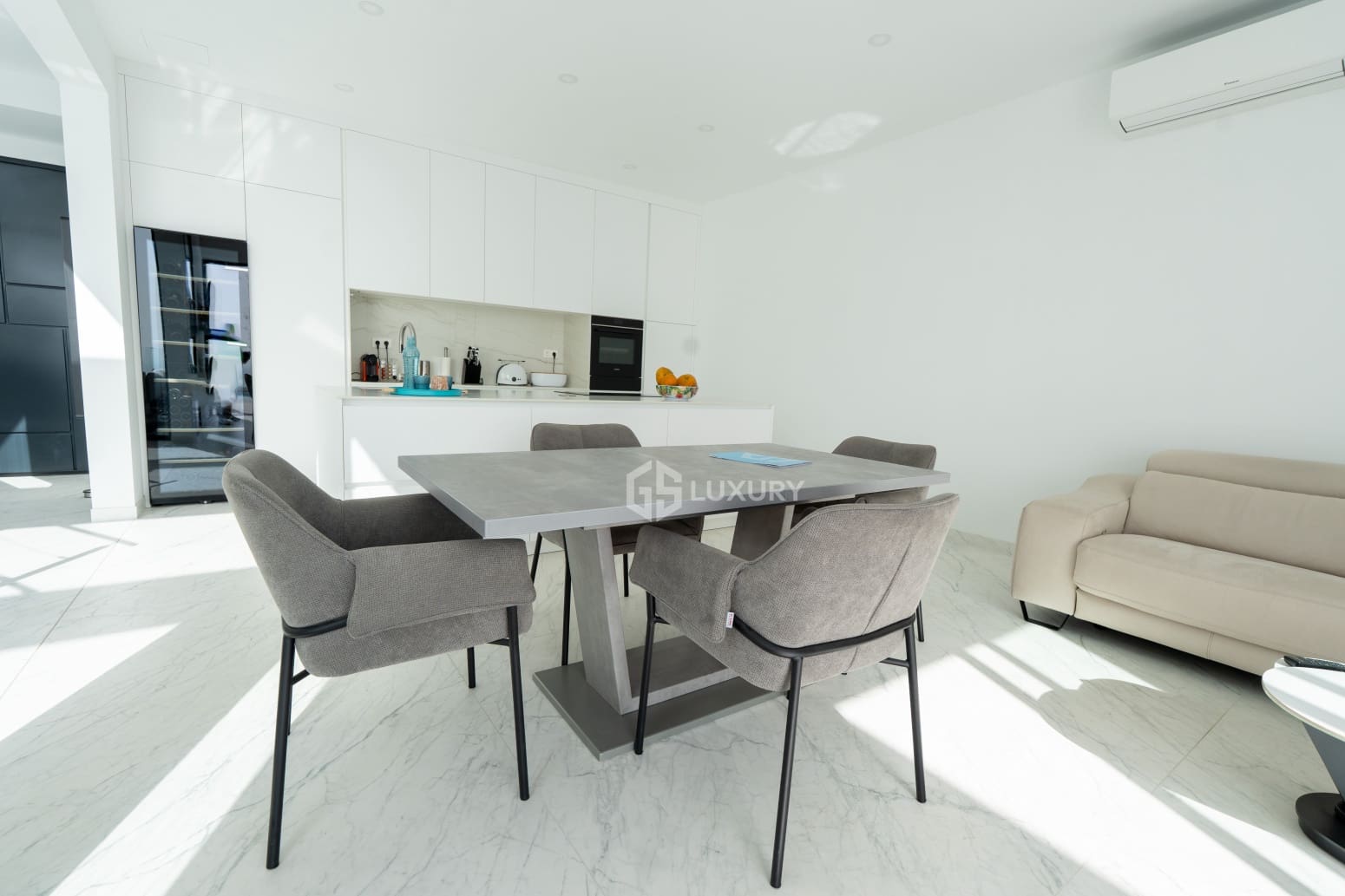 4 makuuhuone Huvila myytävänä paikassa Adeje mukana uima-altaan 
autotalli - 2 390 000 € (Ref: 9787603)