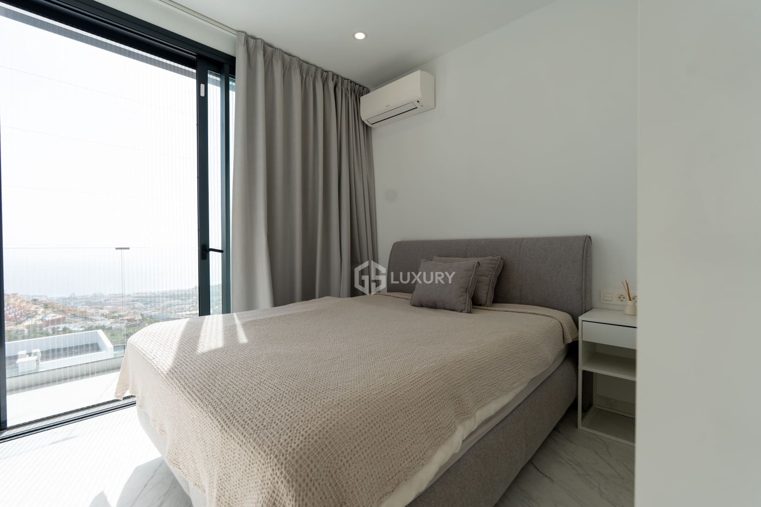 4 makuuhuone Huvila myytävänä paikassa Adeje mukana uima-altaan 
autotalli - 2 390 000 € (Ref: 9787603)