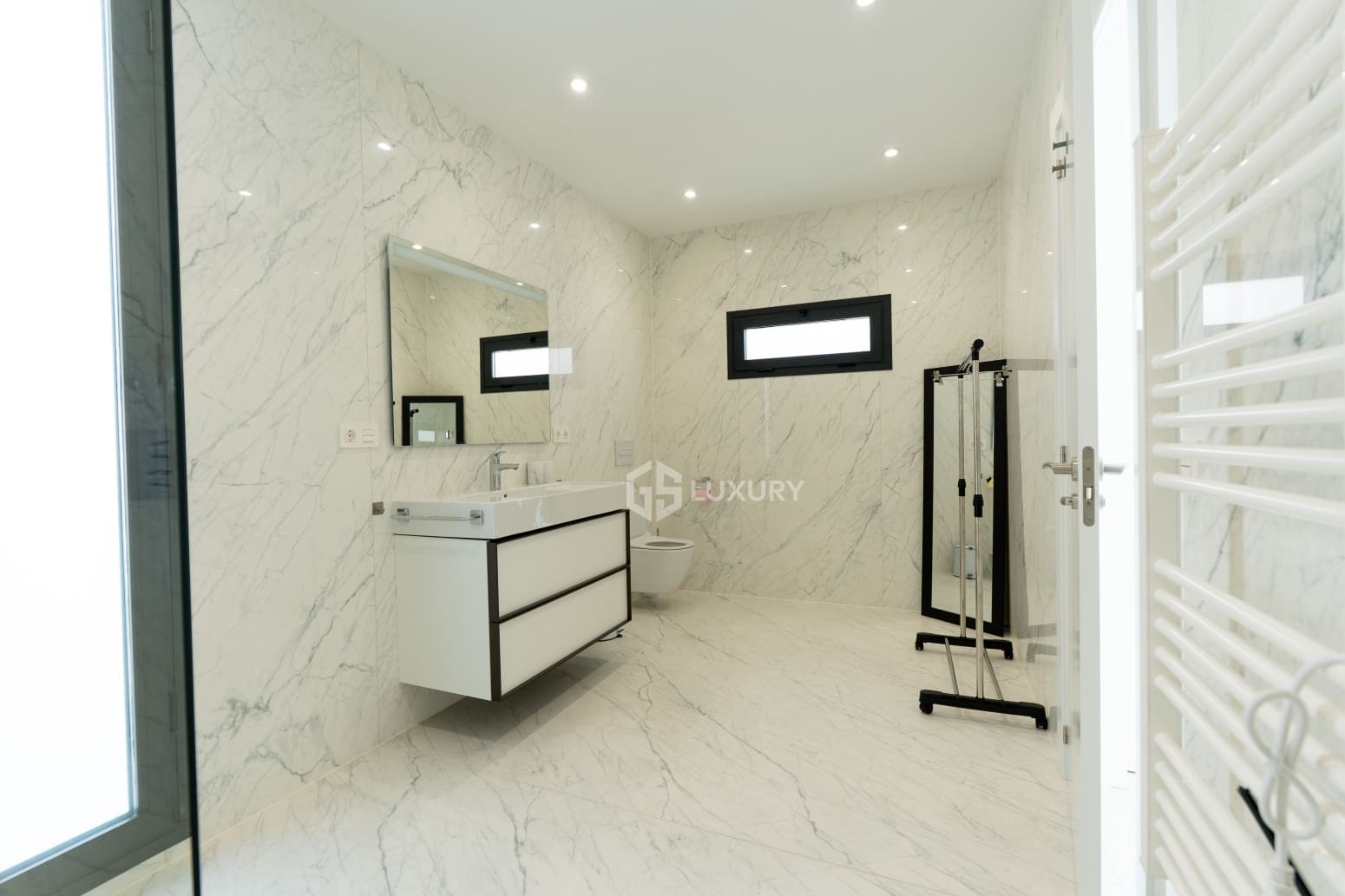 4 makuuhuone Huvila myytävänä paikassa Adeje mukana uima-altaan 
autotalli - 2 390 000 € (Ref: 9787603)