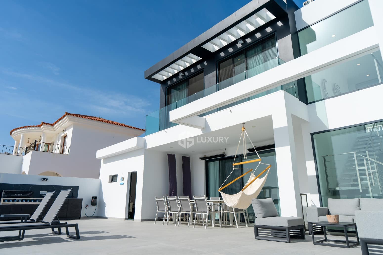 4 makuuhuone Huvila myytävänä paikassa Adeje mukana uima-altaan 
autotalli - 2 390 000 € (Ref: 9787603)