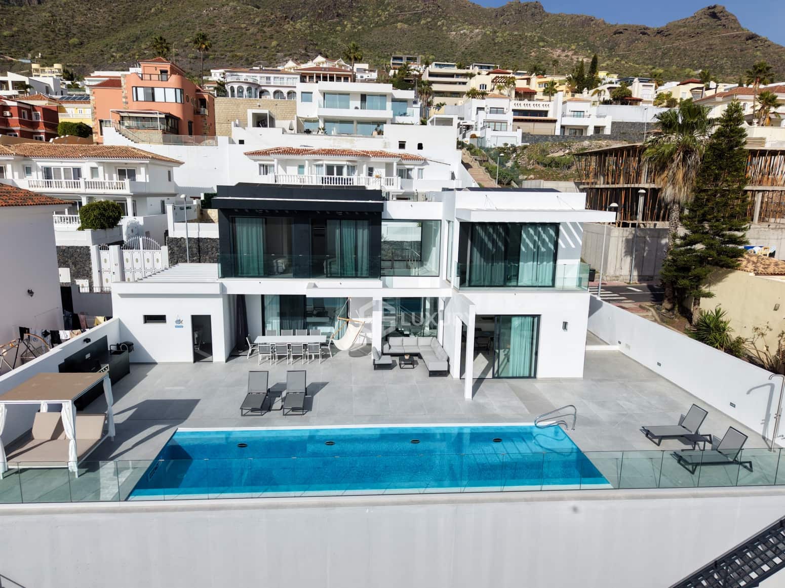 4 makuuhuone Huvila myytävänä paikassa Adeje mukana uima-altaan 
autotalli - 2 390 000 € (Ref: 9787603)