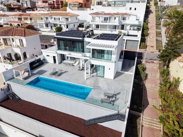 4 makuuhuone Huvila myytävänä paikassa Torviscas Centro y Alto, Adeje mukana uima-altaan 
autotalli - 2 390 000 € (Ref: 9787603)