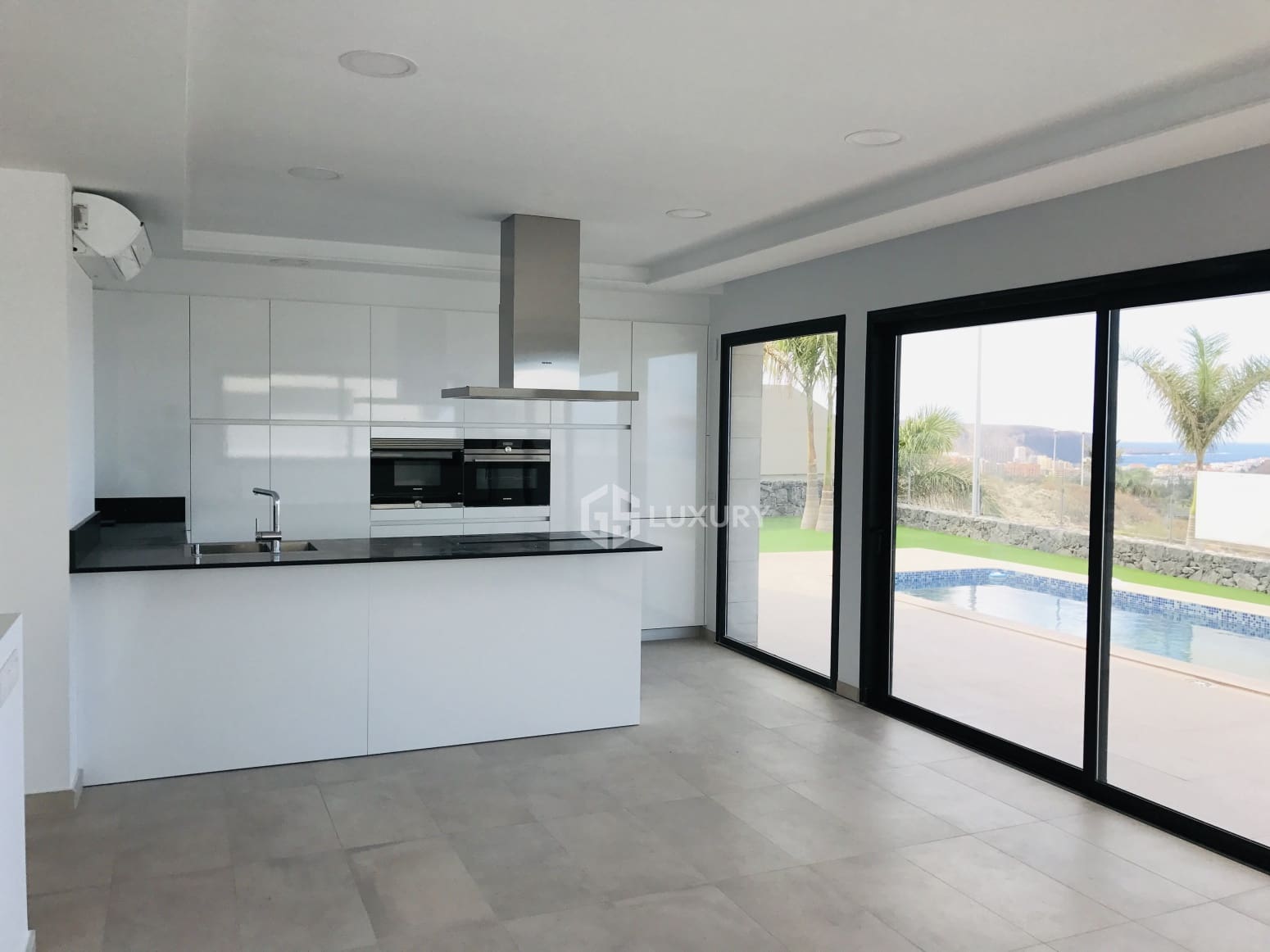 4 bedroom Villa for rent in Adeje with garage - € 7,500 (Ref: 9793746)