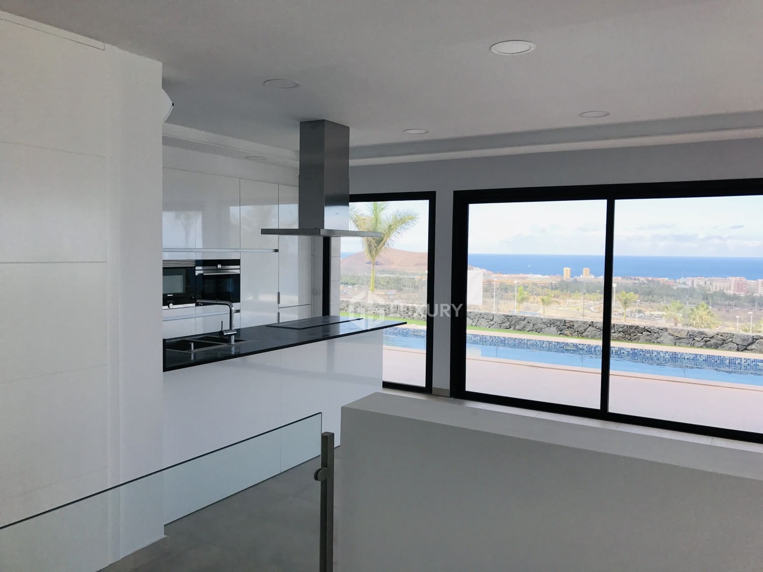 4 bedroom Villa for rent in Adeje with garage - € 7,500 (Ref: 9793746)