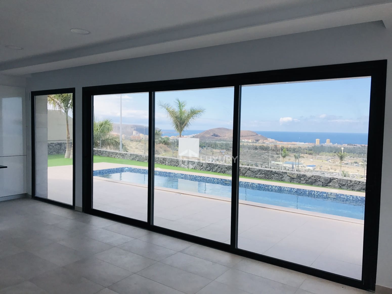 4 bedroom Villa for rent in Adeje with garage - € 7,500 (Ref: 9793746)