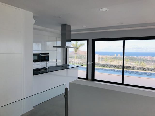 4 bedroom Villa for rent in La Caldera, Adeje with garage - € 7,500 (Ref: 9793746)