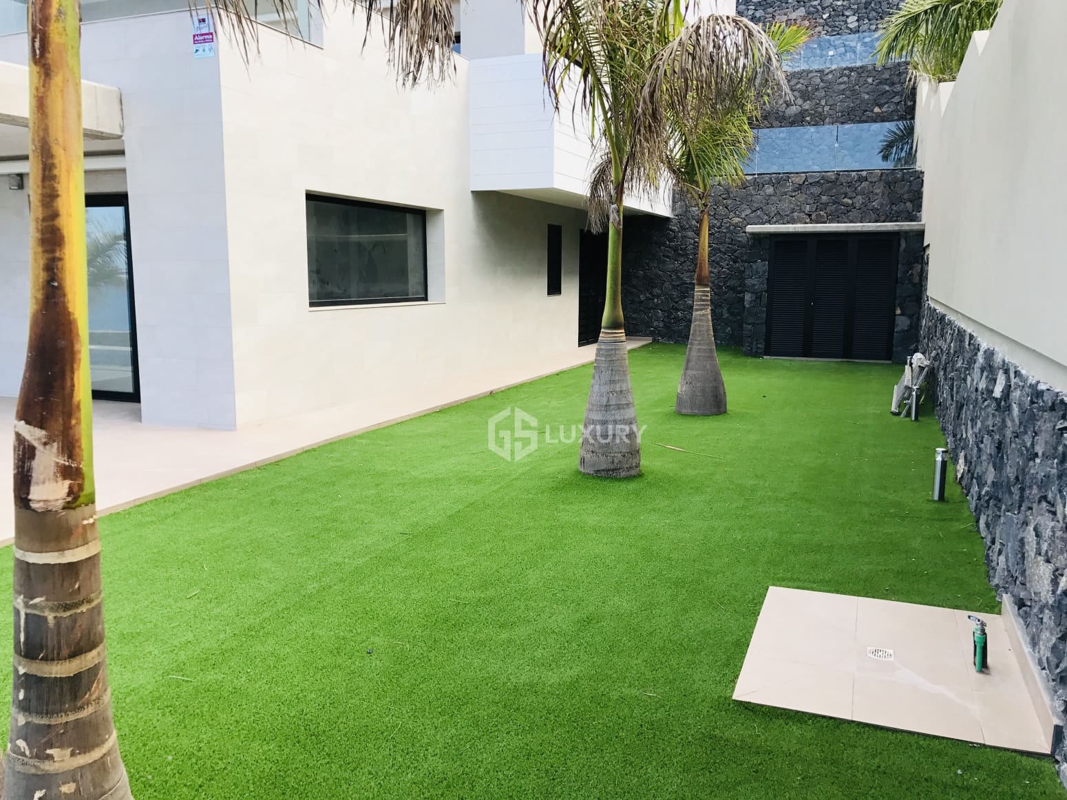 4 bedroom Villa for rent in Adeje with garage - € 7,500 (Ref: 9793746)