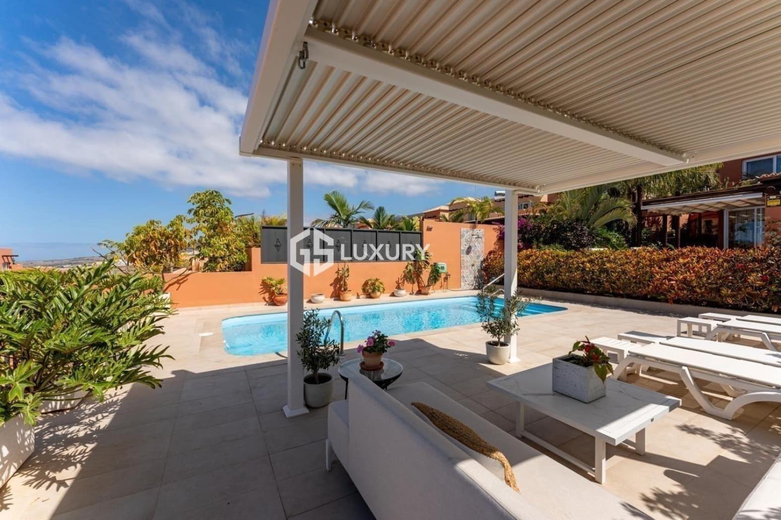 4 makuuhuone Huvila myytävänä paikassa Adeje mukana 
autotalli - 1 750 000 € (Ref: 9803790)