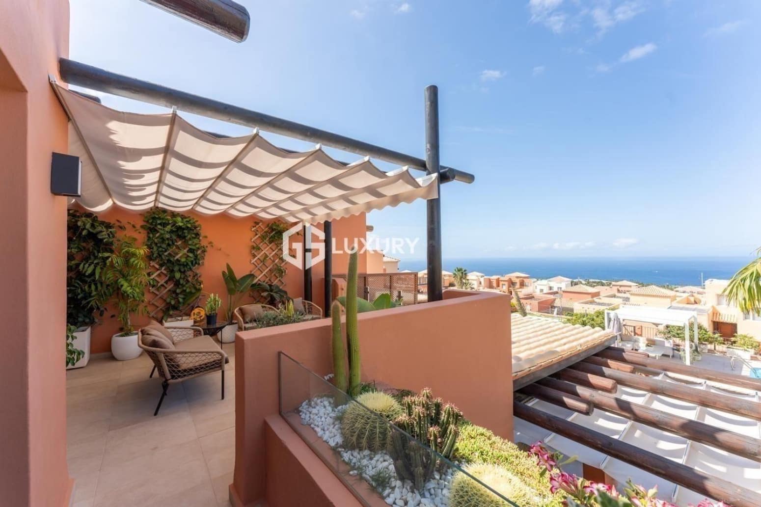 4 makuuhuone Huvila myytävänä paikassa Adeje mukana 
autotalli - 1 750 000 € (Ref: 9803790)