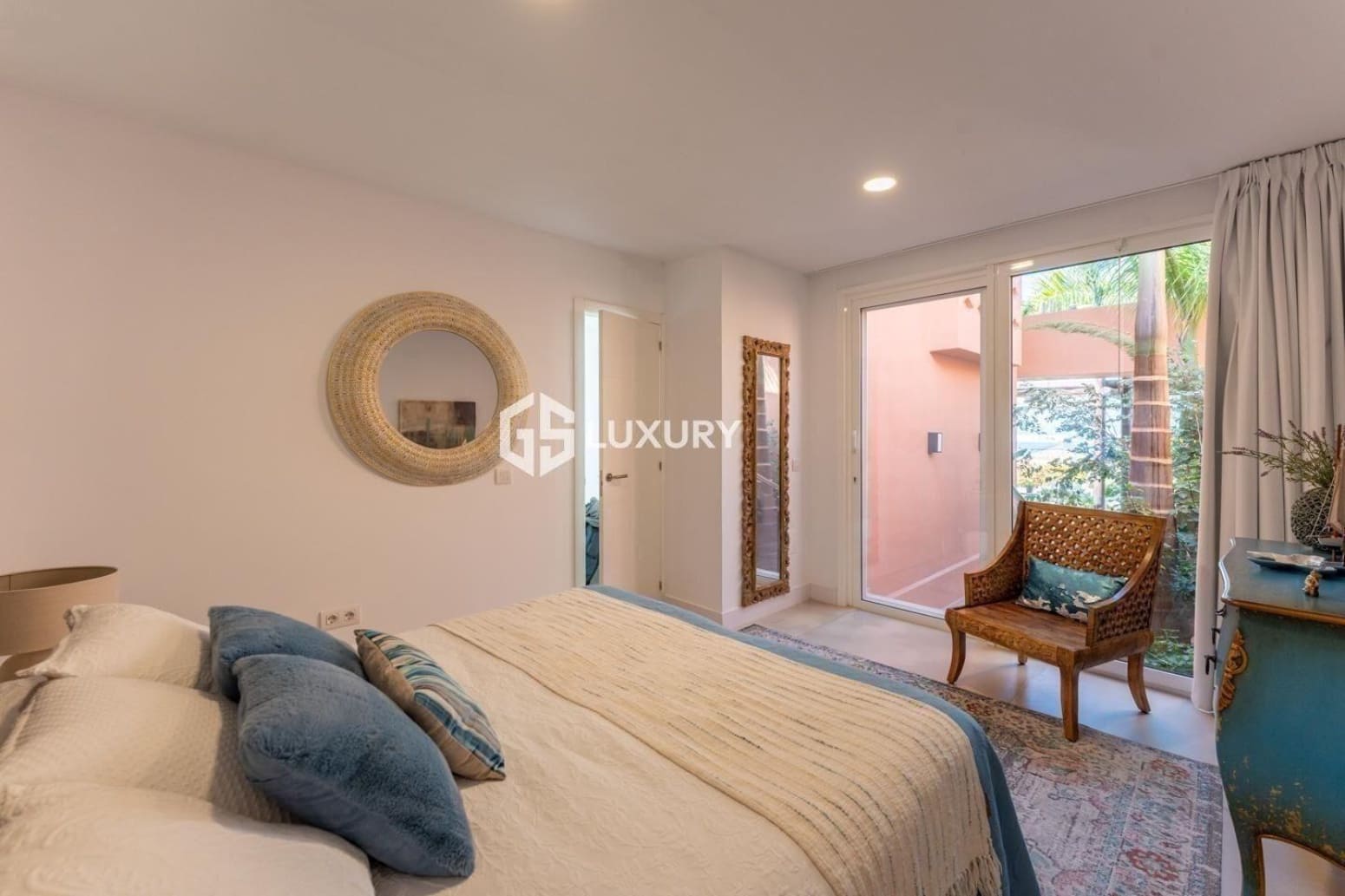 4 makuuhuone Huvila myytävänä paikassa Adeje mukana 
autotalli - 1 750 000 € (Ref: 9803790)