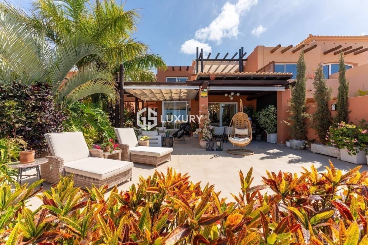 4 makuuhuone Huvila myytävänä paikassa Adeje mukana 
autotalli - 1 750 000 € (Ref: 9803790)