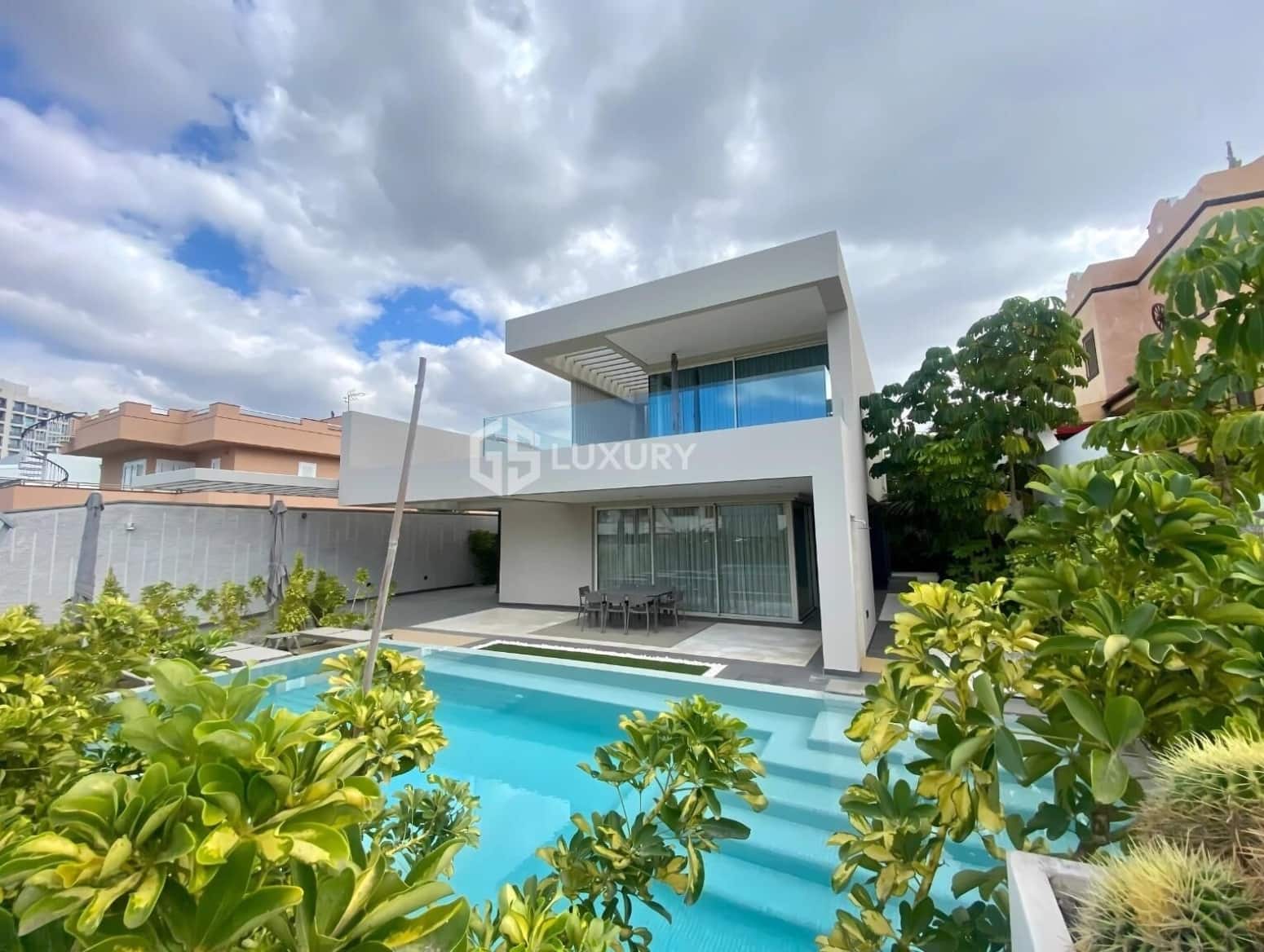 4 chambre Villa/Maison à vendre à Arona avec garage - 3 250 000 € (Ref: 9805644)