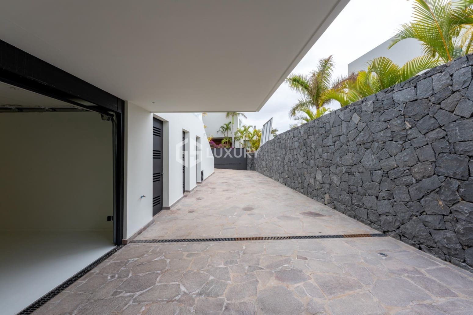 4 slaapkamer Villa te koop in Guia de Isora met garage - € 4.290.000 (Ref: 9808940)