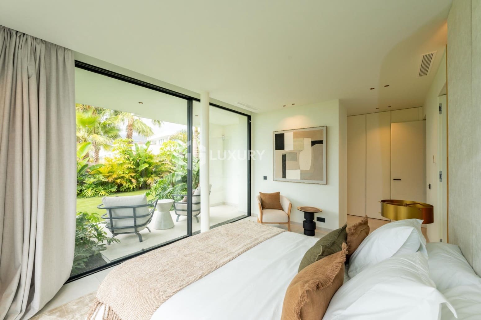 4 slaapkamer Villa te koop in Guia de Isora met garage - € 4.290.000 (Ref: 9808940)