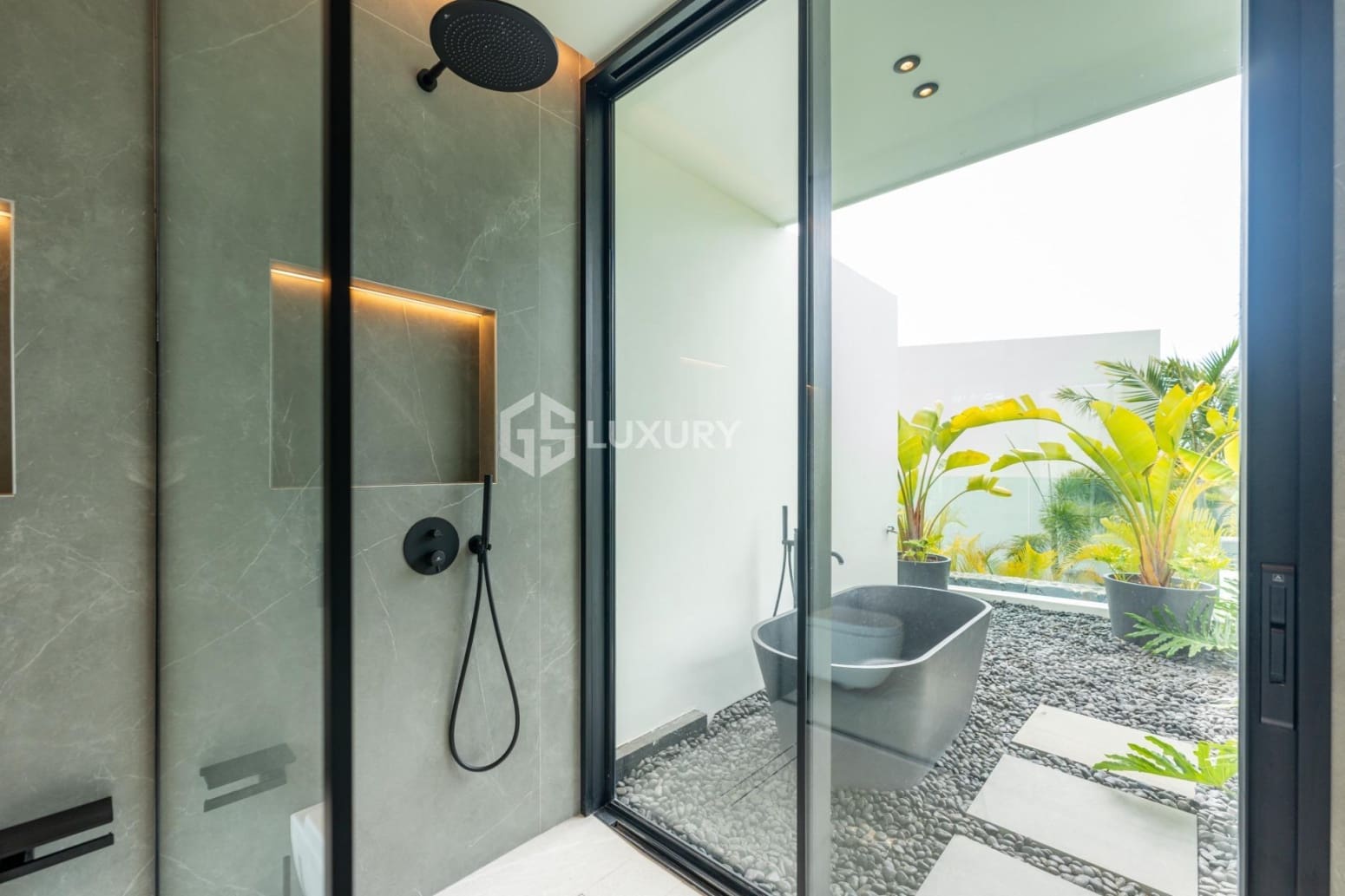 4 slaapkamer Villa te koop in Guia de Isora met garage - € 4.290.000 (Ref: 9808940)