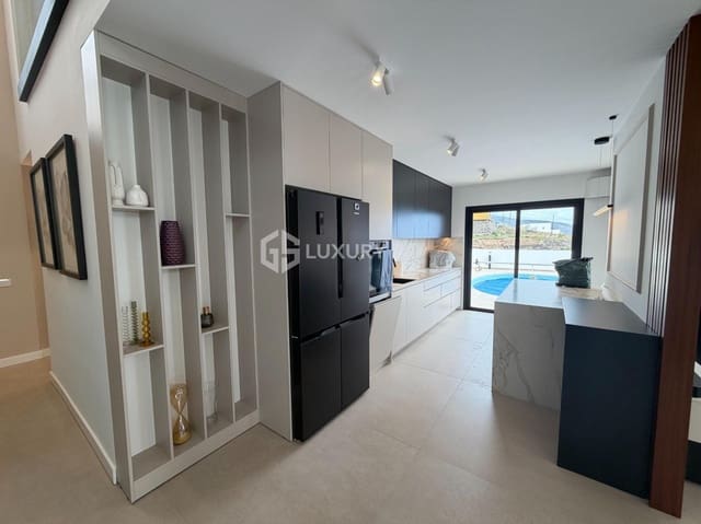 4 sypialnia Willa na sprzedaż w Candelaria z garażem - 990 000 € (Ref: 9809671)