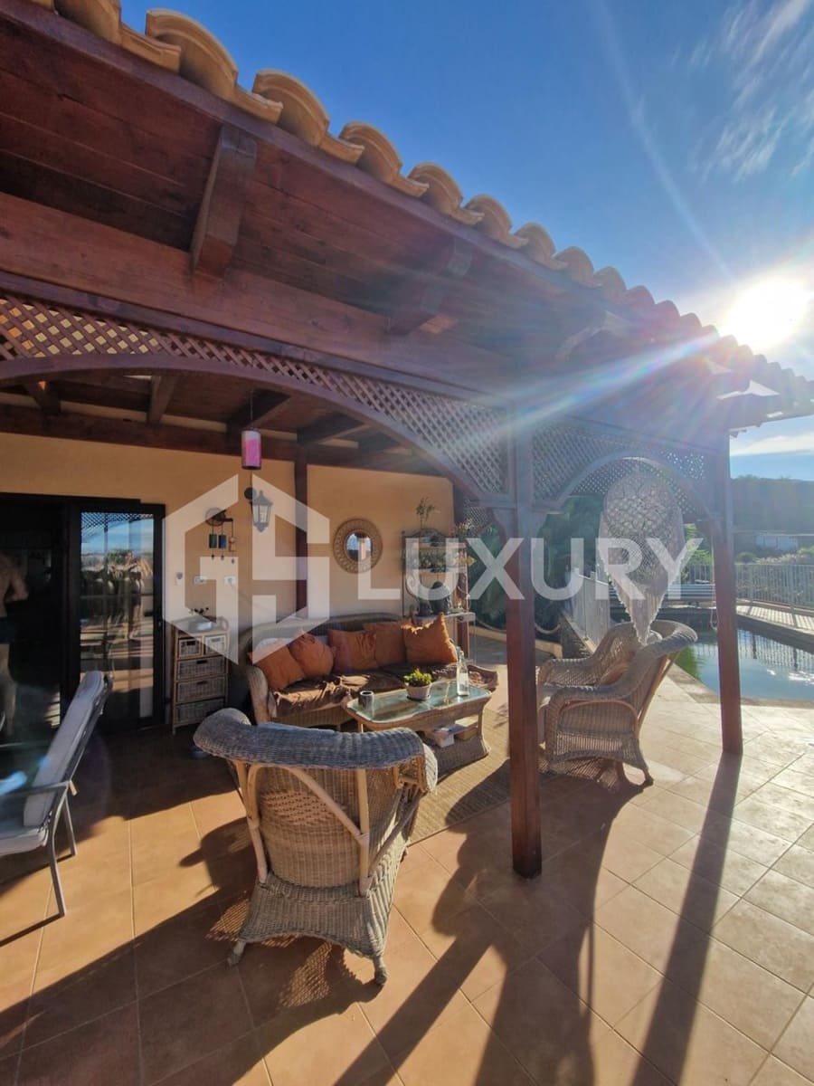 8 slaapkamer Villa te koop in Guia de Isora met zwembad garage - € 980.000 (Ref: 9815073)