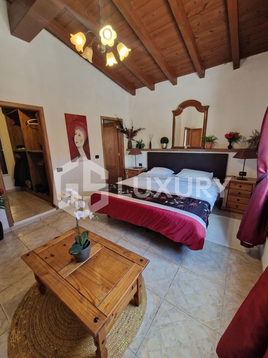 8 slaapkamer Villa te koop in Guia de Isora met zwembad garage - € 980.000 (Ref: 9815073)