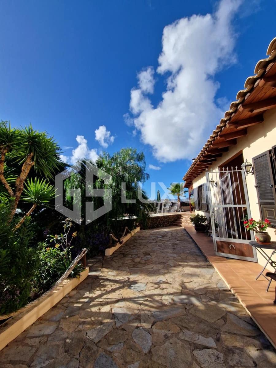 8 slaapkamer Villa te koop in Guia de Isora met zwembad garage - € 980.000 (Ref: 9815073)