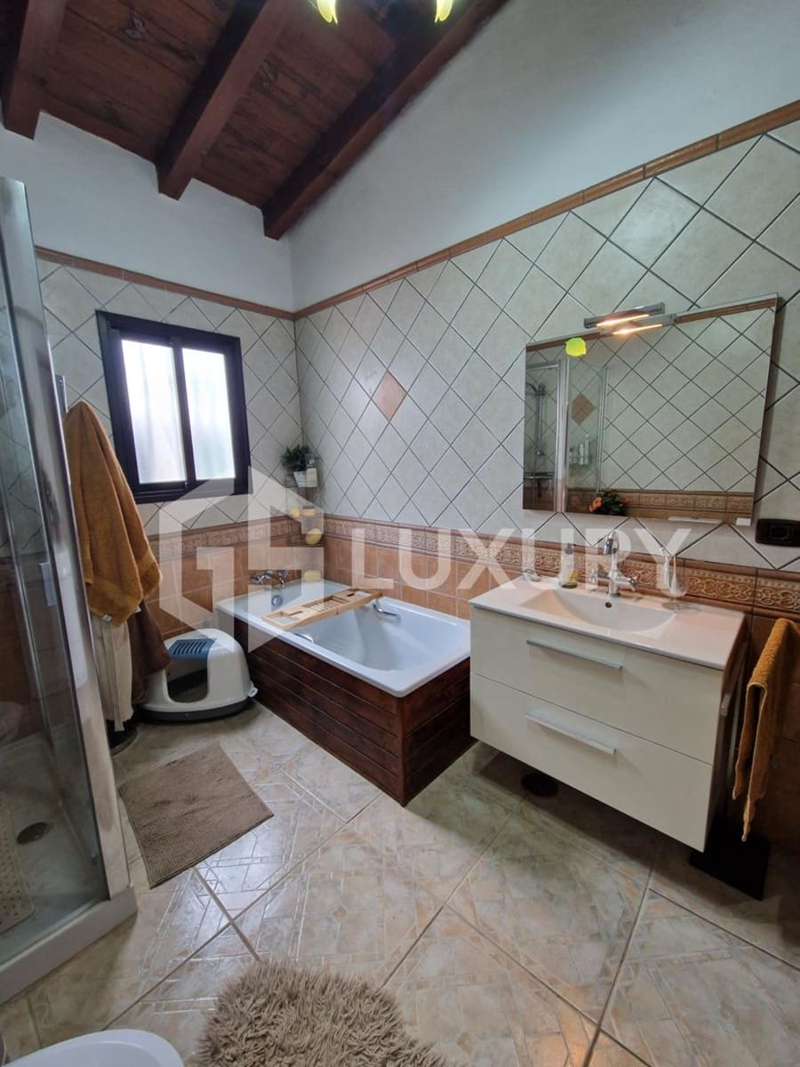 8 slaapkamer Villa te koop in Guia de Isora met zwembad garage - € 980.000 (Ref: 9815073)