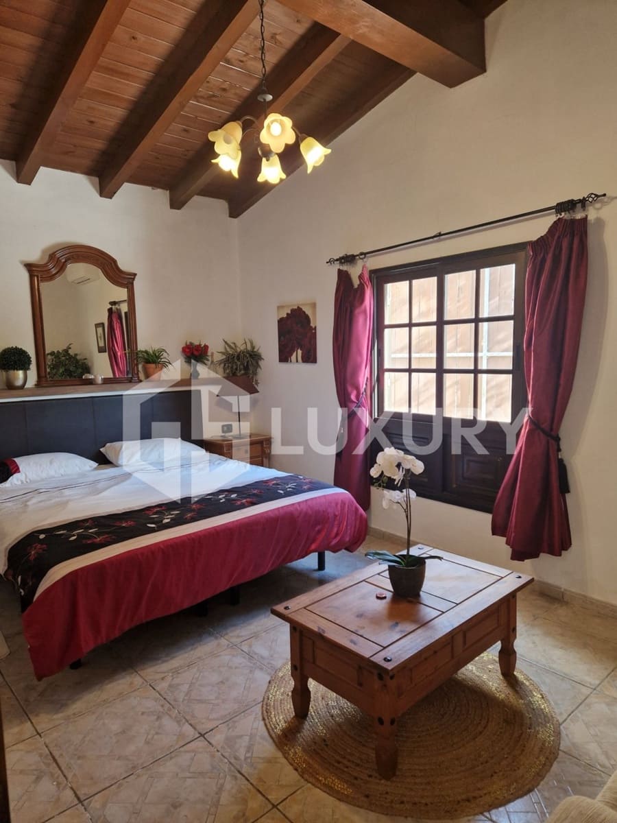 8 slaapkamer Villa te koop in Guia de Isora met zwembad garage - € 980.000 (Ref: 9815073)