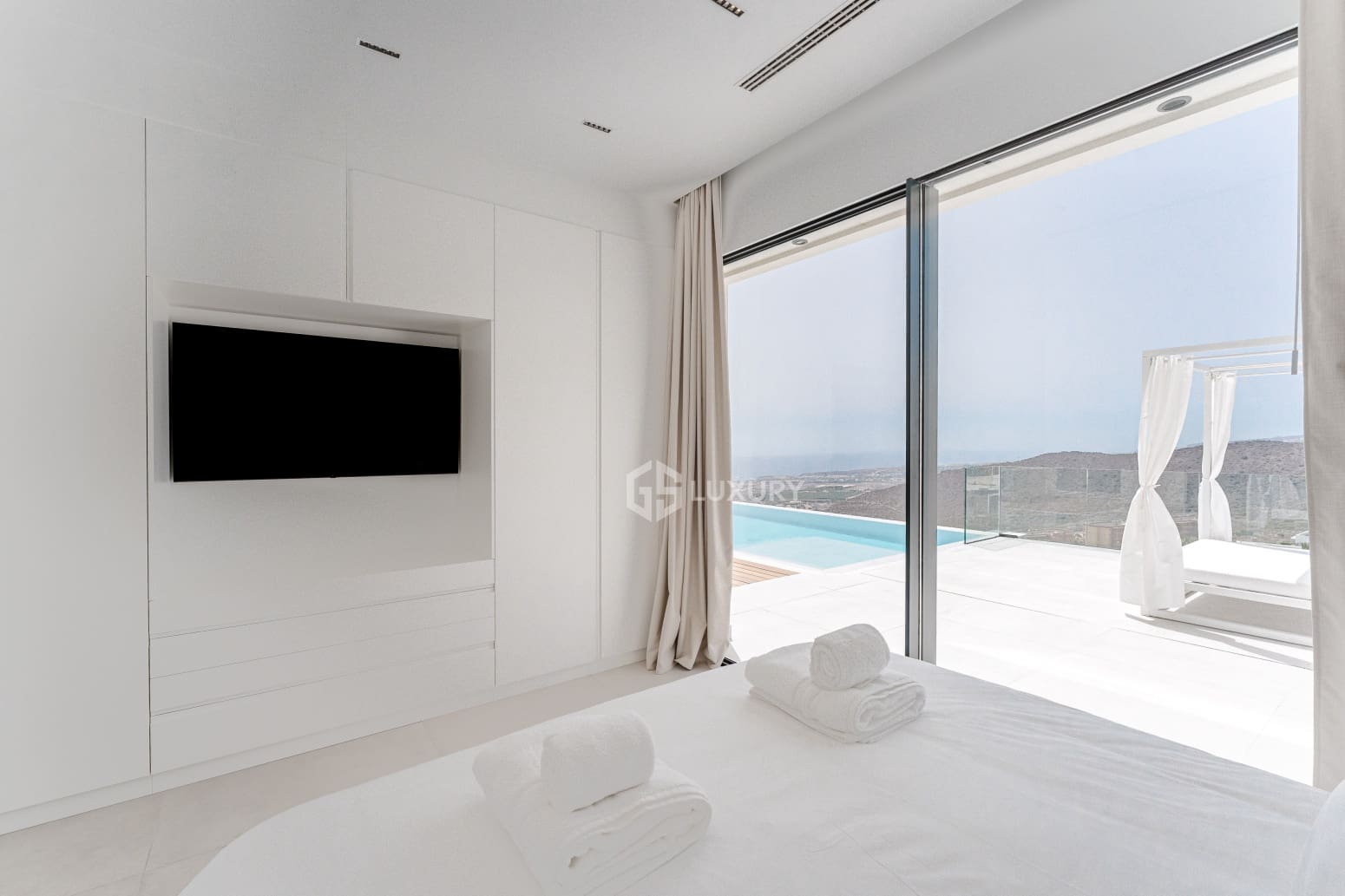 4 bedroom Villa for sale in Adeje with garage - € 2,290,000 (Ref: 9821274)