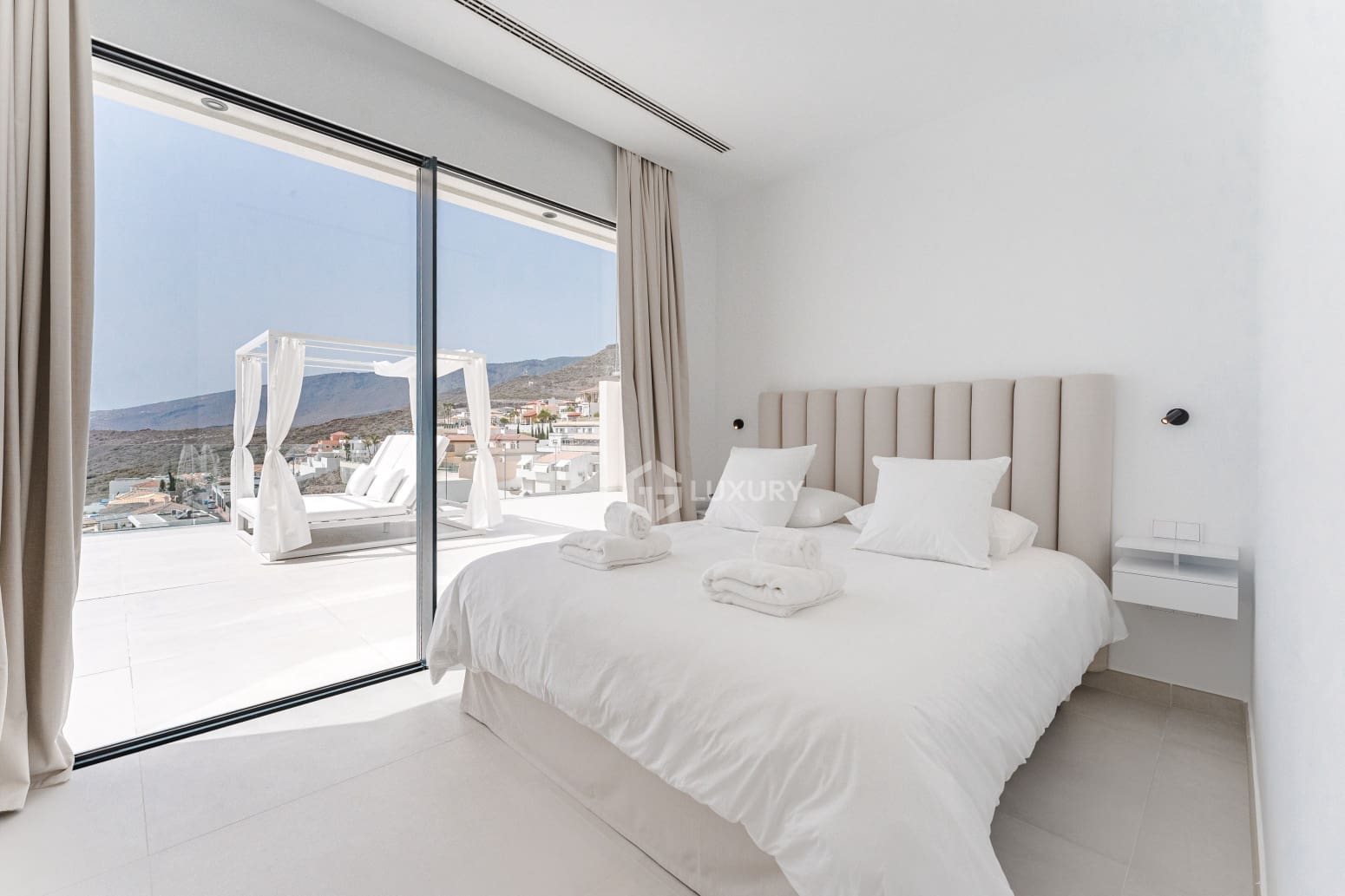 4 bedroom Villa for sale in Adeje with garage - € 2,290,000 (Ref: 9821274)