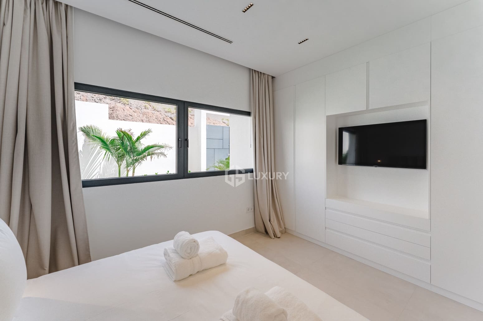 4 bedroom Villa for sale in Adeje with garage - € 2,290,000 (Ref: 9821274)