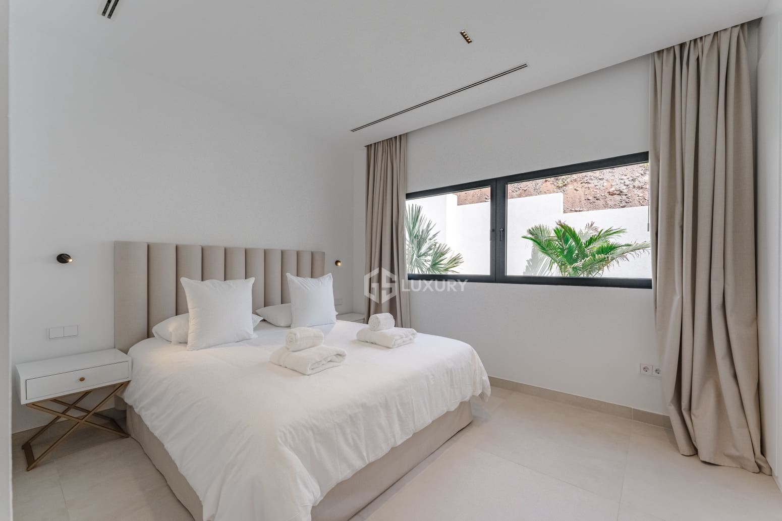 4 bedroom Villa for sale in Adeje with garage - € 2,290,000 (Ref: 9821274)