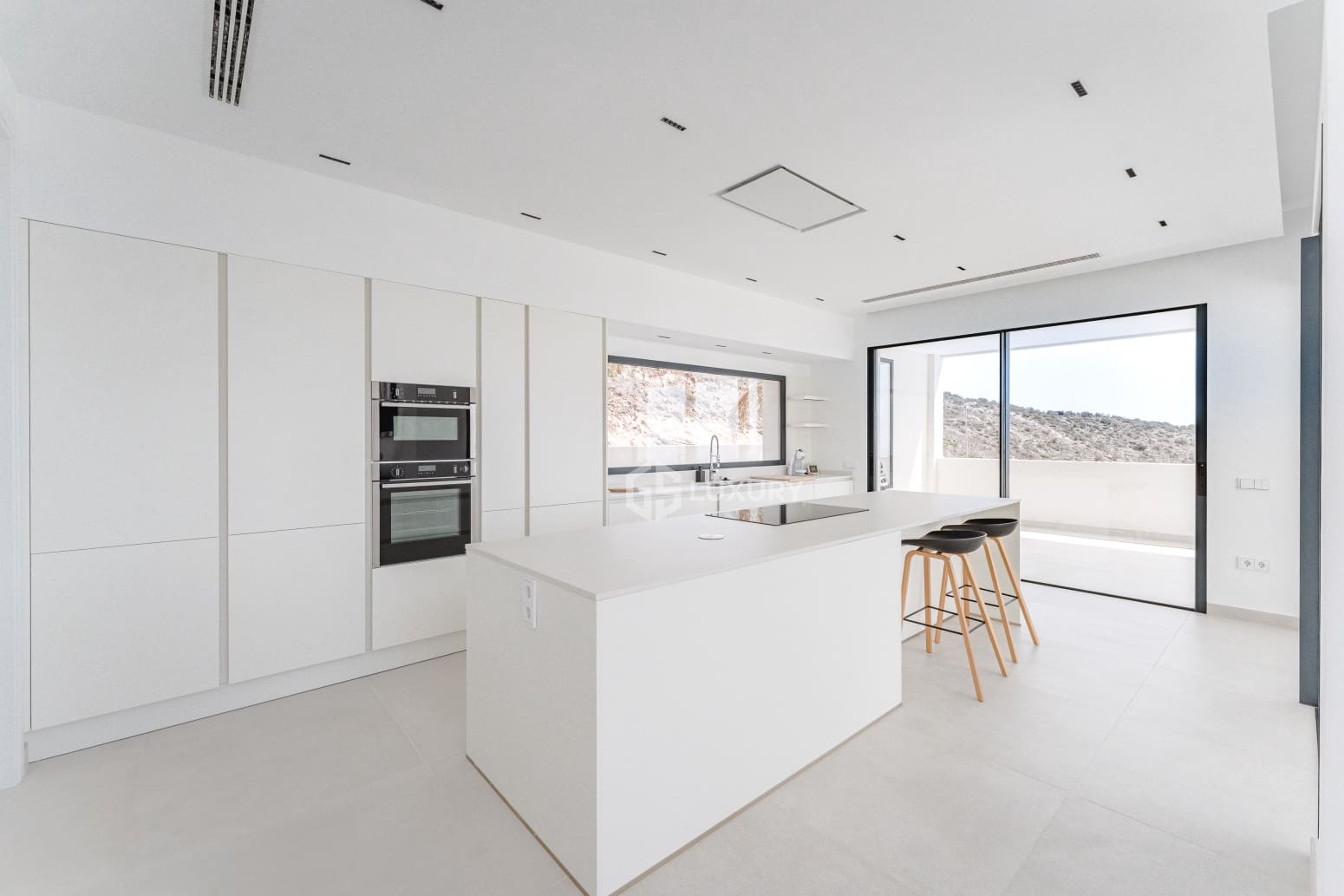 4 bedroom Villa for sale in Adeje with garage - € 2,290,000 (Ref: 9821274)