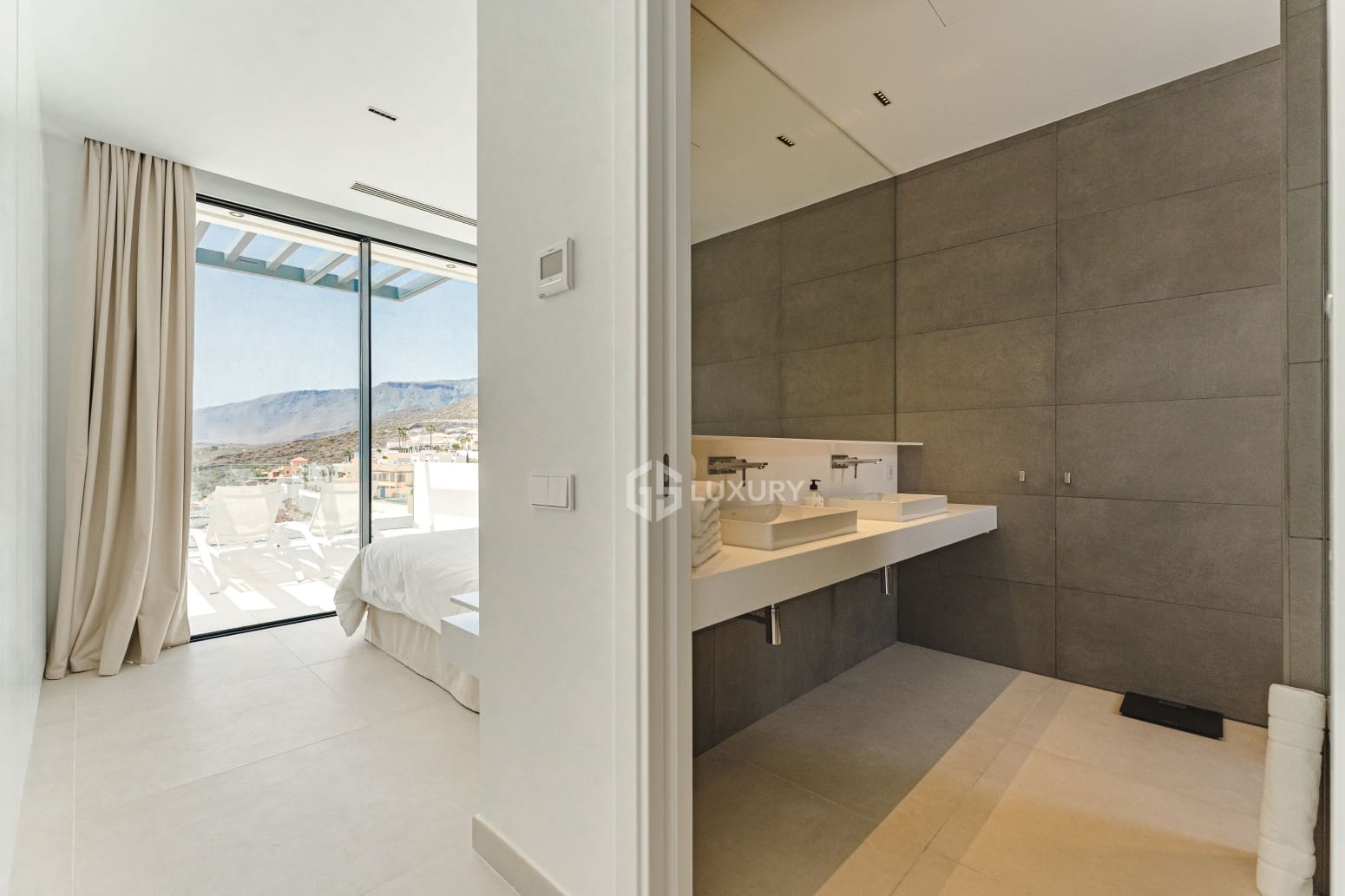 4 bedroom Villa for sale in Adeje with garage - € 2,290,000 (Ref: 9821274)