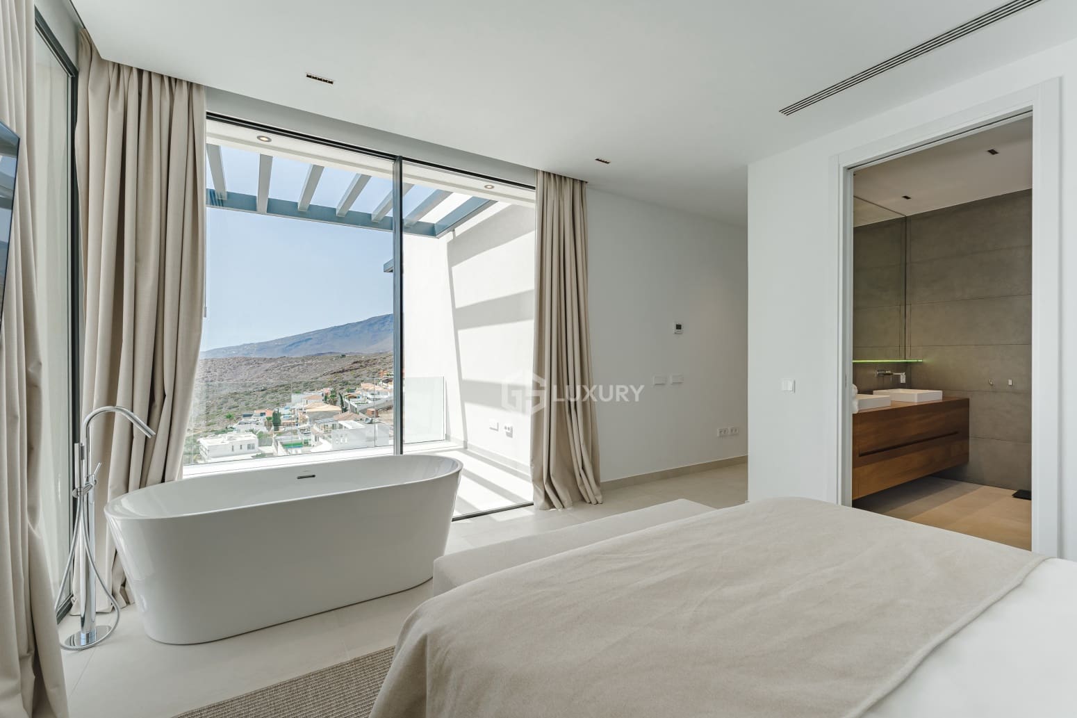 4 bedroom Villa for sale in Adeje with garage - € 2,290,000 (Ref: 9821274)