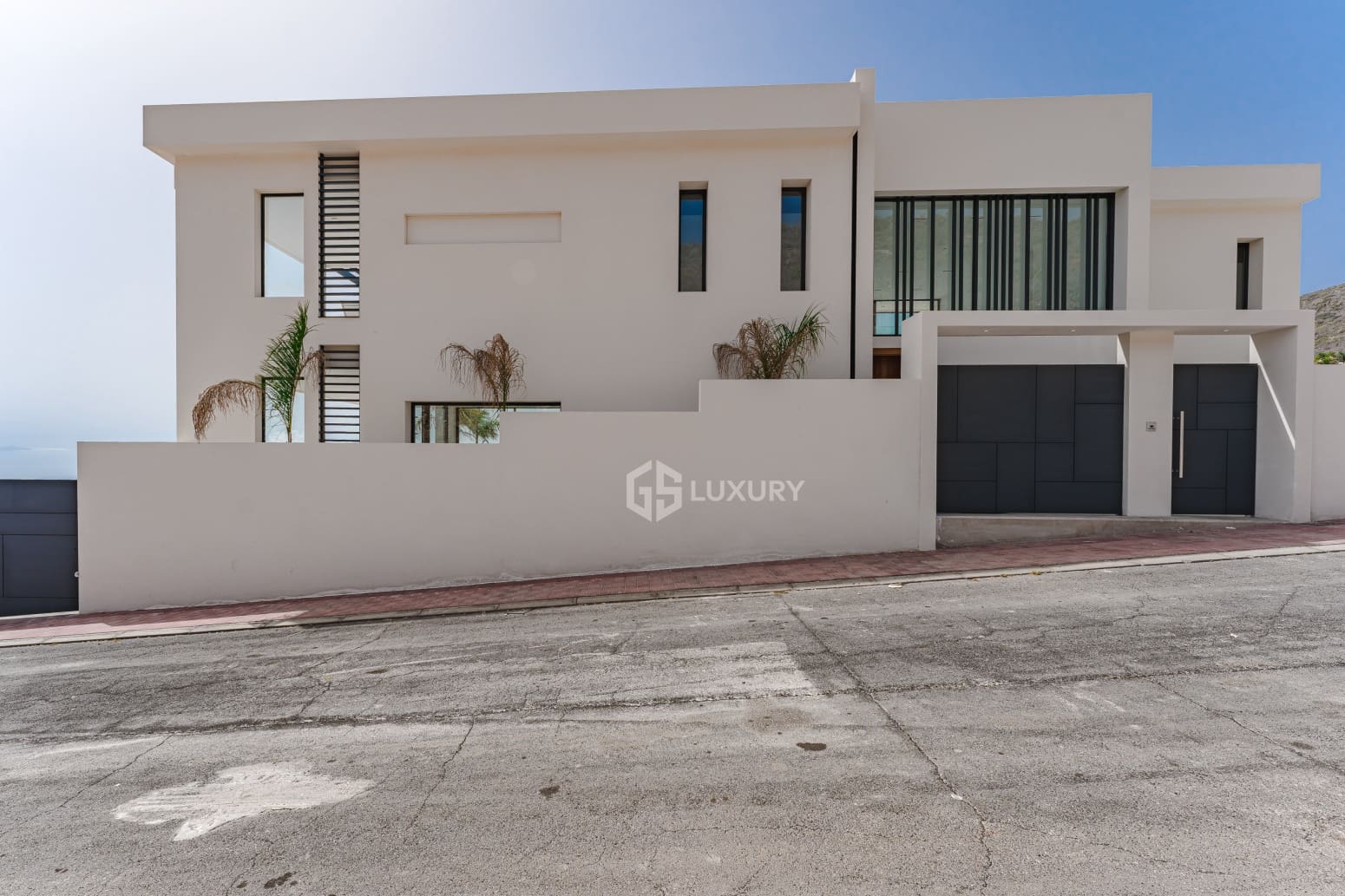 4 bedroom Villa for sale in Adeje with garage - € 2,290,000 (Ref: 9821274)