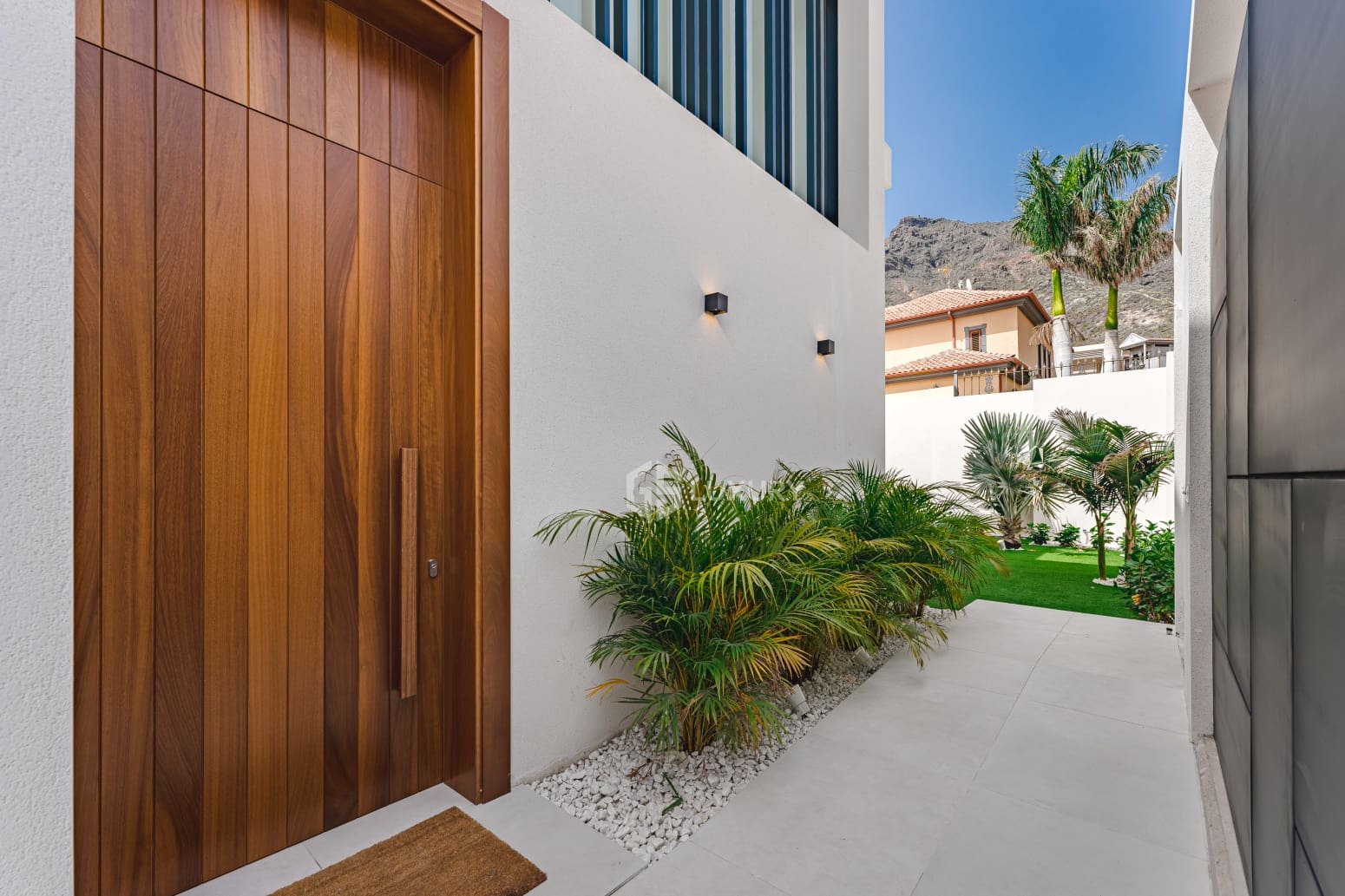 4 bedroom Villa for sale in Adeje with garage - € 2,290,000 (Ref: 9821274)