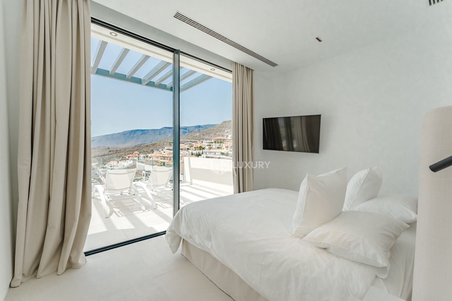 4 bedroom Villa for sale in Adeje with garage - € 2,290,000 (Ref: 9821274)