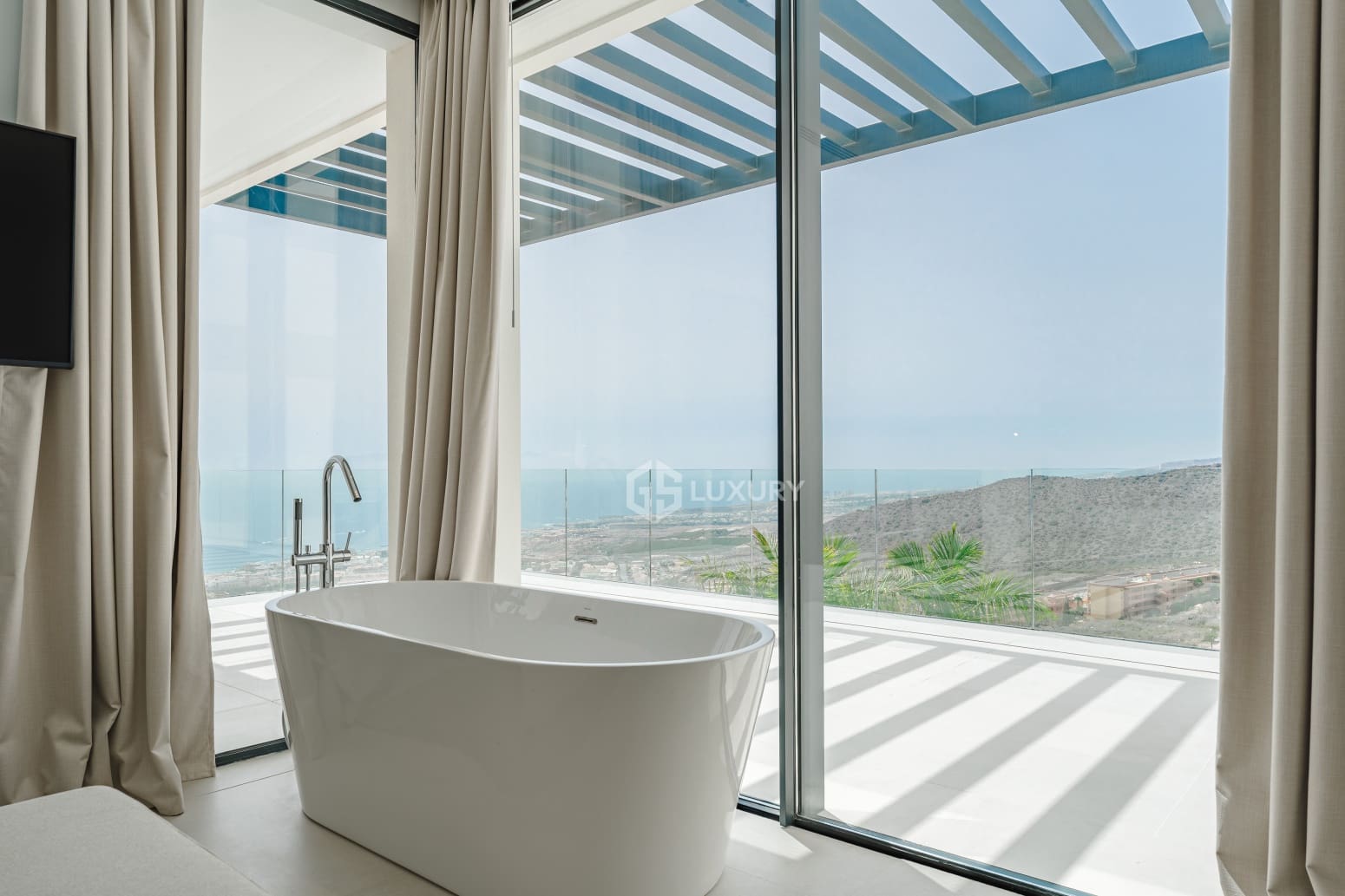 4 bedroom Villa for sale in Adeje with garage - € 2,290,000 (Ref: 9821274)