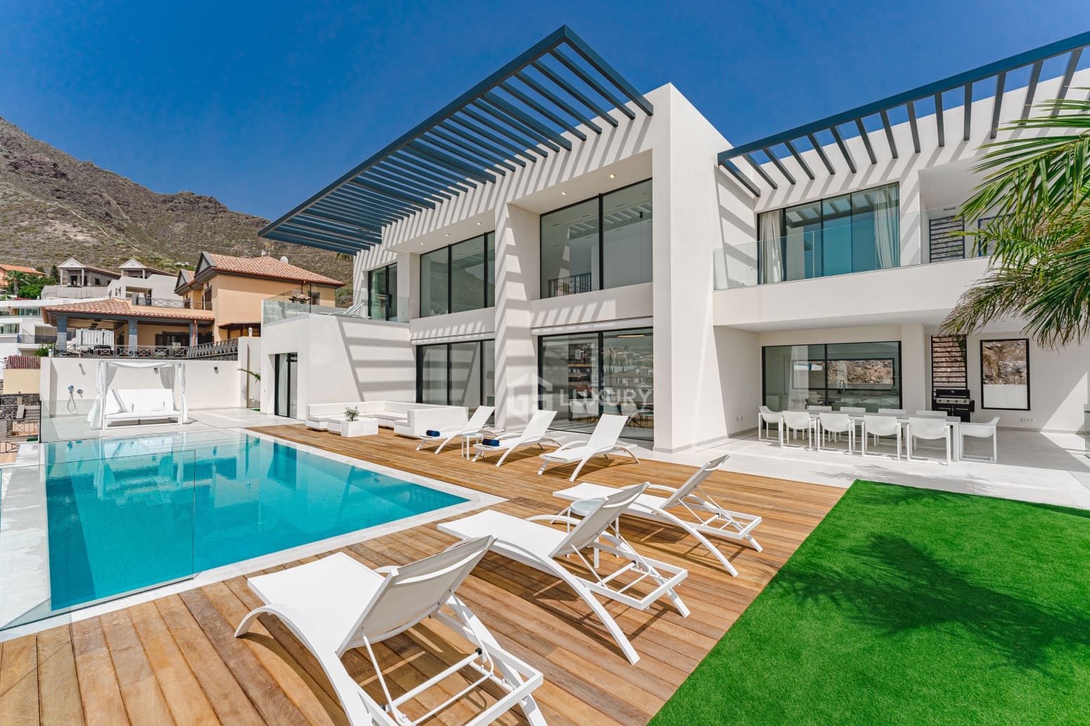 4 bedroom Villa for sale in Adeje with garage - € 2,290,000 (Ref: 9821274)