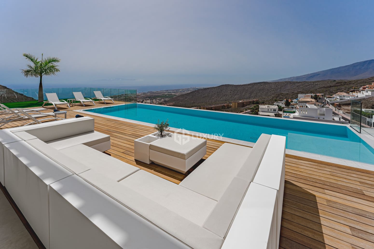 4 bedroom Villa for sale in Adeje with garage - € 2,290,000 (Ref: 9821274)