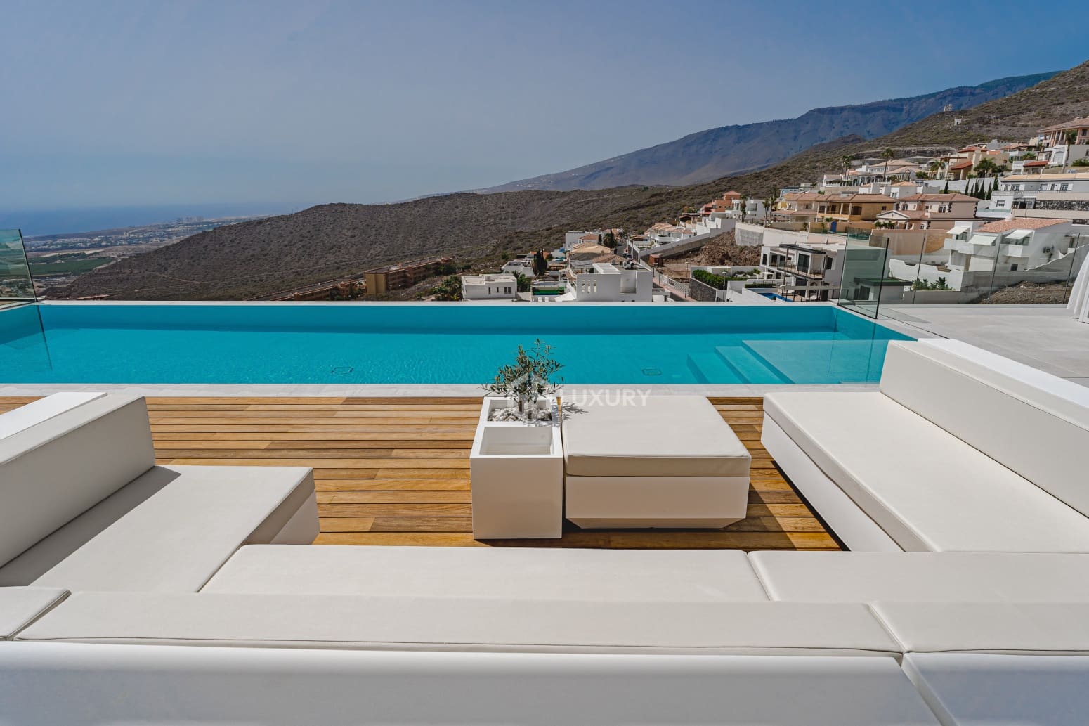 4 bedroom Villa for sale in Adeje with garage - € 2,290,000 (Ref: 9821274)