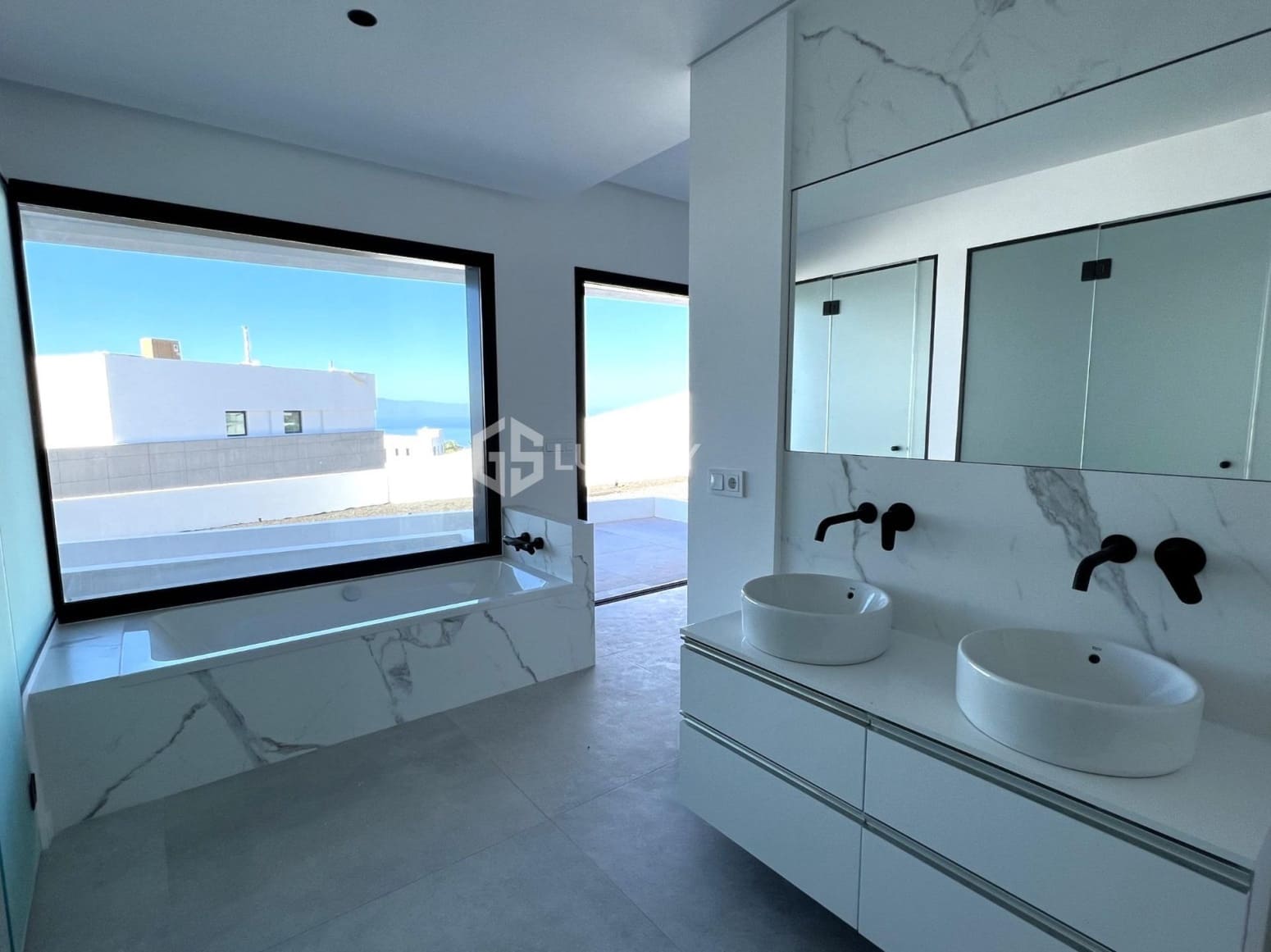 4 bedroom Villa for sale in Guia de Isora with garage - € 3,290,000 (Ref: 9821277)