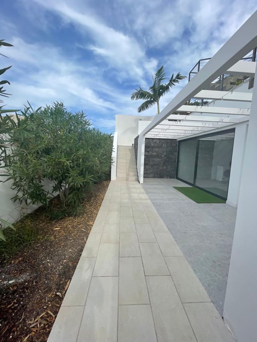 4 bedroom Villa for sale in Adeje with pool garage - € 1,990,000 (Ref: 9821298)
