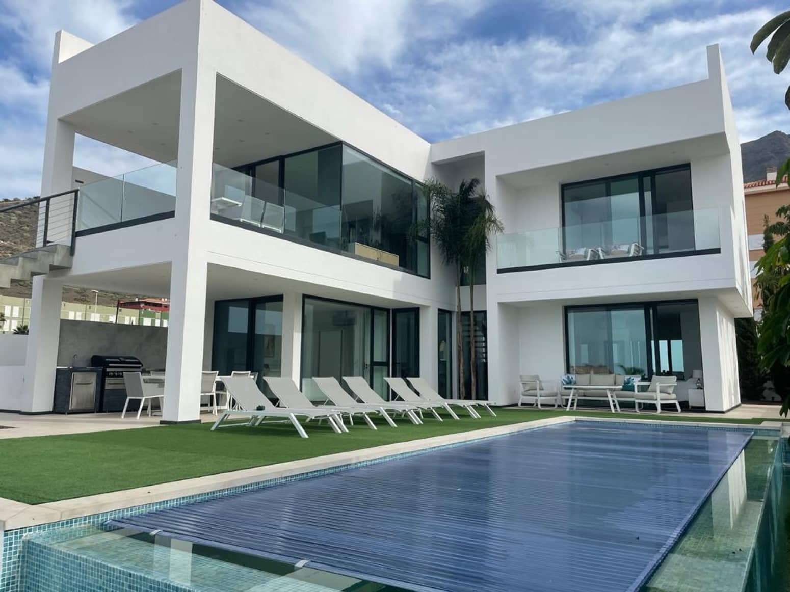 4 bedroom Villa for sale in Adeje with pool garage - € 1,990,000 (Ref: 9821298)