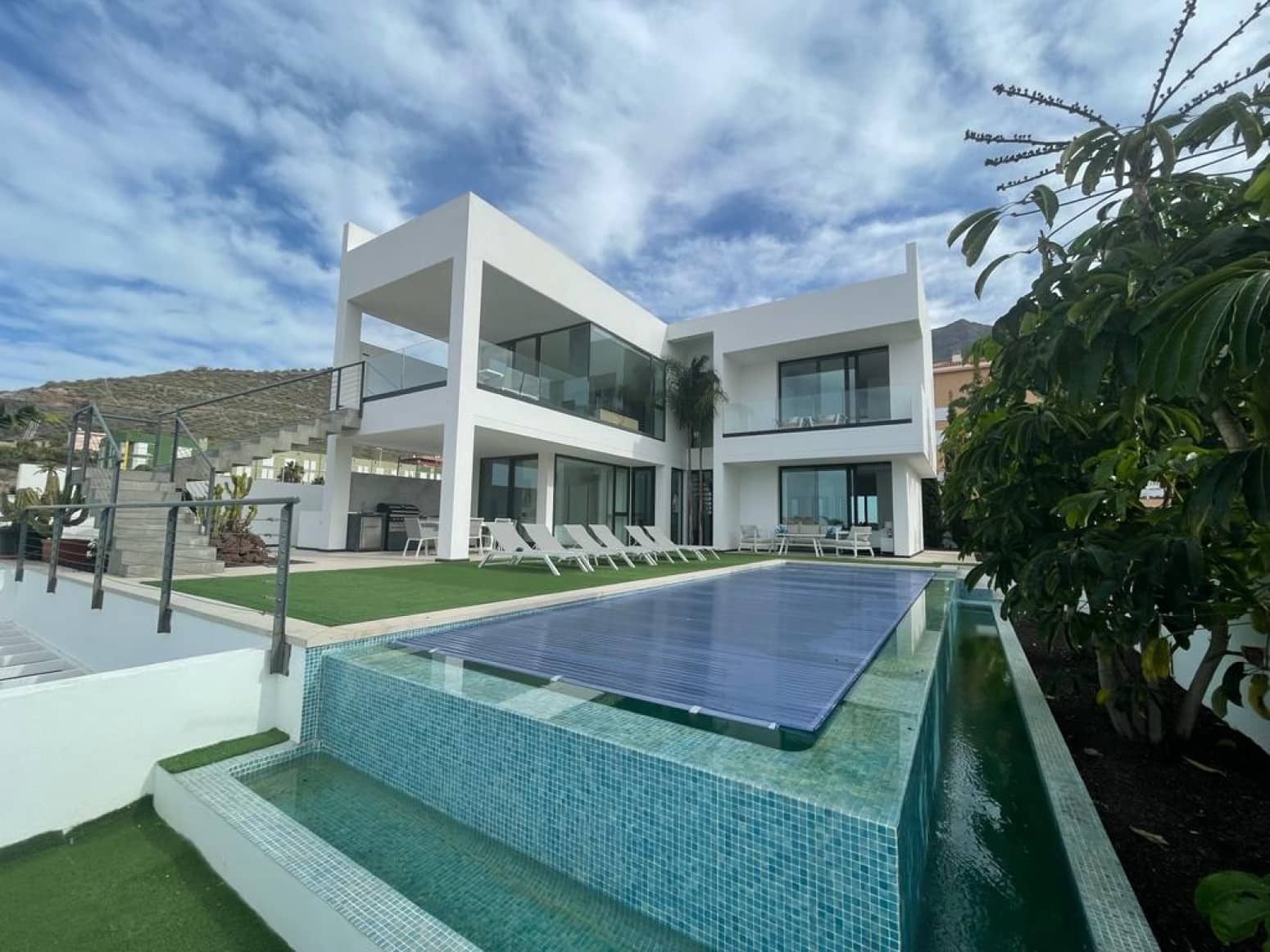 4 bedroom Villa for sale in Adeje with pool garage - € 1,990,000 (Ref: 9821298)